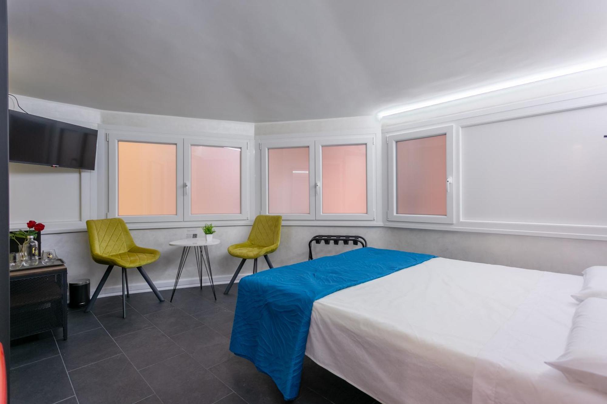 Le Regine - - Adult Only *