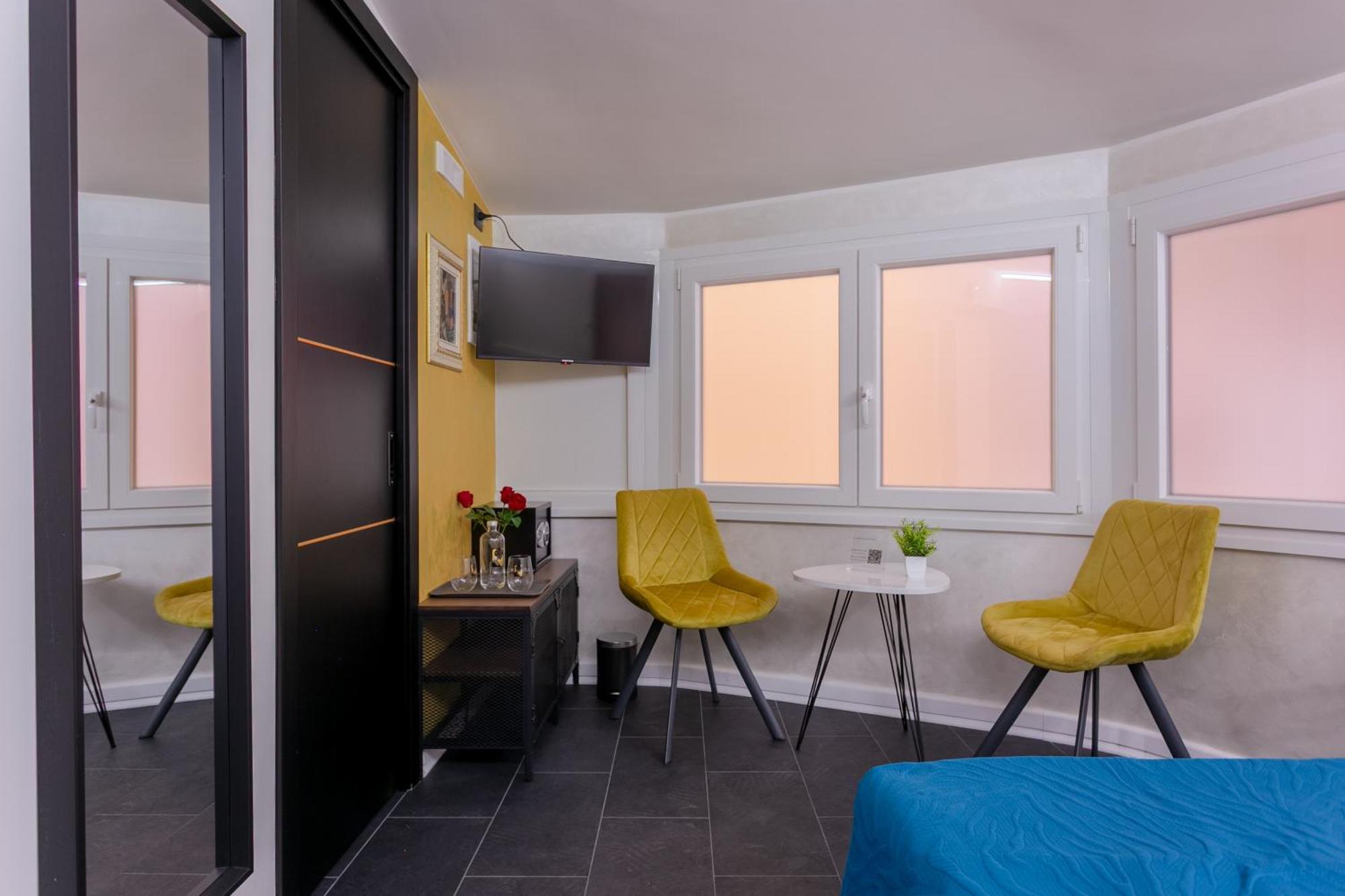 Le Regine - - Adult Only *